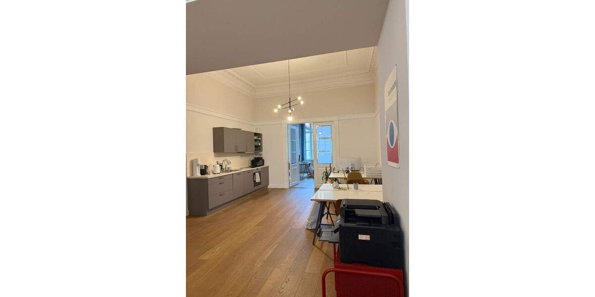 Sofort verfügbar: Flexibler Schreibtischplatz 1 im Coworking Space Lübeck zimmer