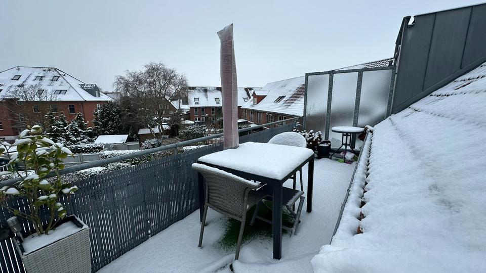 2-Zimmer-Wohnung im DG großzüg, hell, freundlich mit Carport 2 zimmer