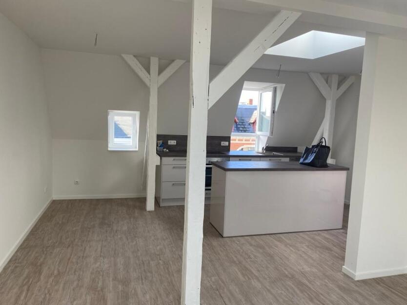 Charmante Altbau-Dachgeschosswohnung mit Einbauküche zimmer