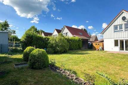Haus im skandinavischen Stil – trifft auf – idyllische Feldrandlage