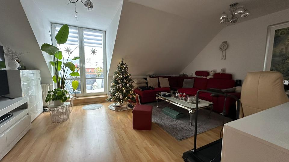 2-Zimmer-Wohnung im DG großzüg, hell, freundlich mit Carport 2 zimmer