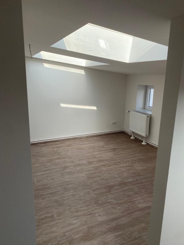 Charmante Altbau-Dachgeschosswohnung mit Einbauküche zimmer