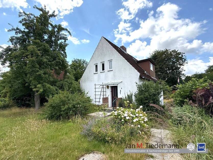 Einfamilienhaus in ruhiger Lage mit Potential und Vollkeller auf einem 813 m² großem Erbbaugrundstück