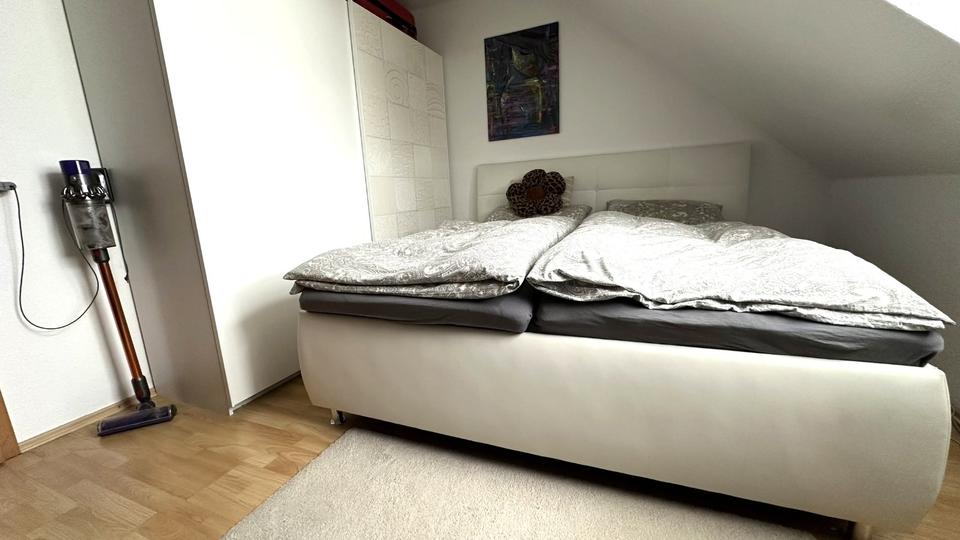 2-Zimmer-Wohnung im DG großzüg, hell, freundlich mit Carport 2 zimmer