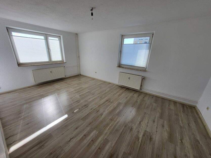 Gepflegte 2 Zimmer-Wohnung mit Loggia und PKW-Stellplatz in 23560 Lübeck, Moislinger Mühlenweg 2 zimmer