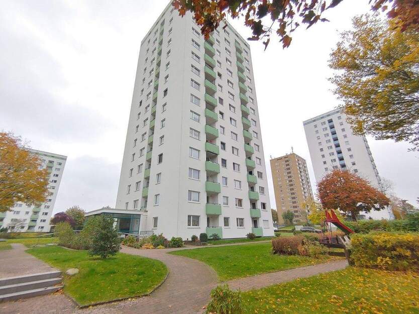 Gepflegte 2 Zimmer-Wohnung mit Loggia und PKW-Stellplatz in 23560 Lübeck, Moislinger Mühlenweg 2 zimmer