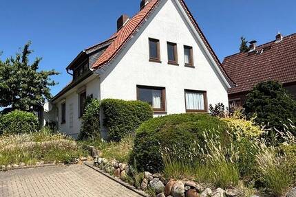 Lübeck Siedlung Dornbreite: EFH mit 100 m² Wohn-Nutzfläche und 5 Zimmern Vollkeller auf 570 m² Eigenland 5 zimmer