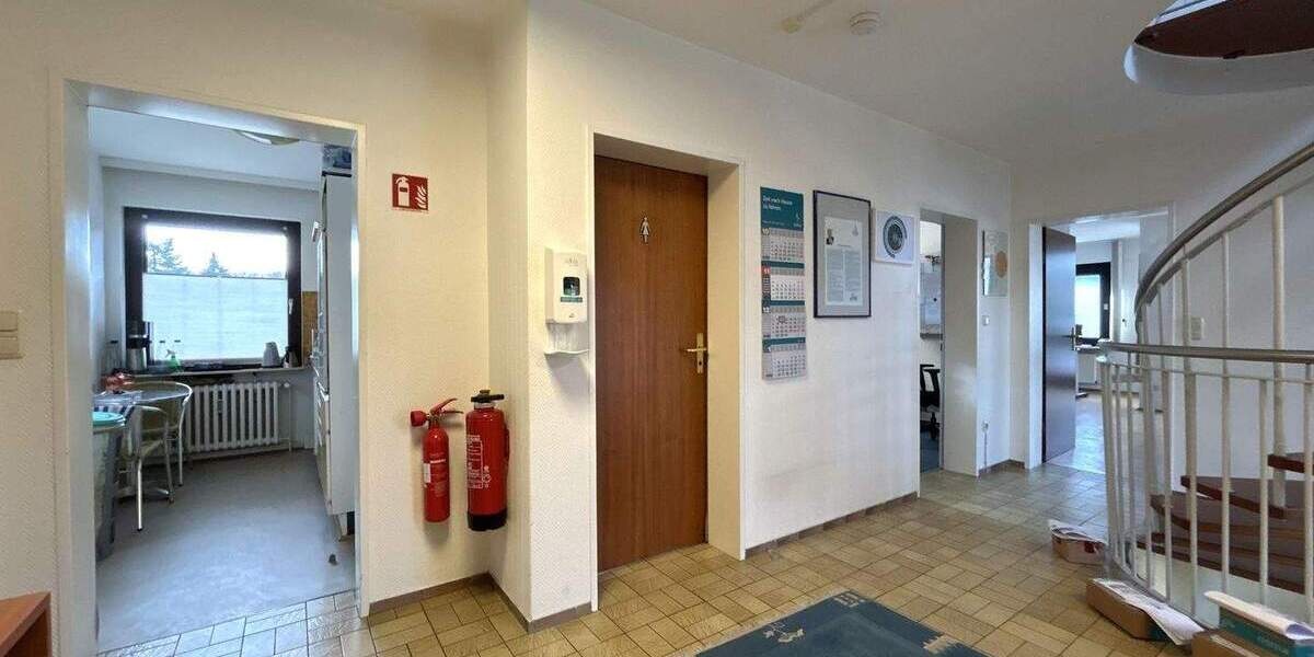 Rarität: Großzügiges, vollunterkellertes EFHZFH mit Doppelcarport und 5 Garagen in Lübeck-Kücknitz 8 zimmer