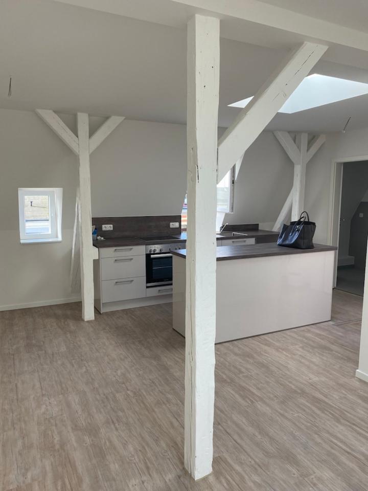 Charmante Altbau-Dachgeschosswohnung mit Einbauküche zimmer