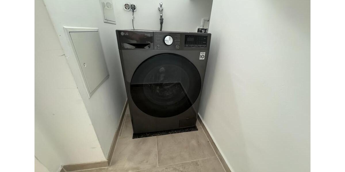 Voll möbliertes Frauen-WG-Zimmer inkl. InternetStromEtc. 3 zimmer