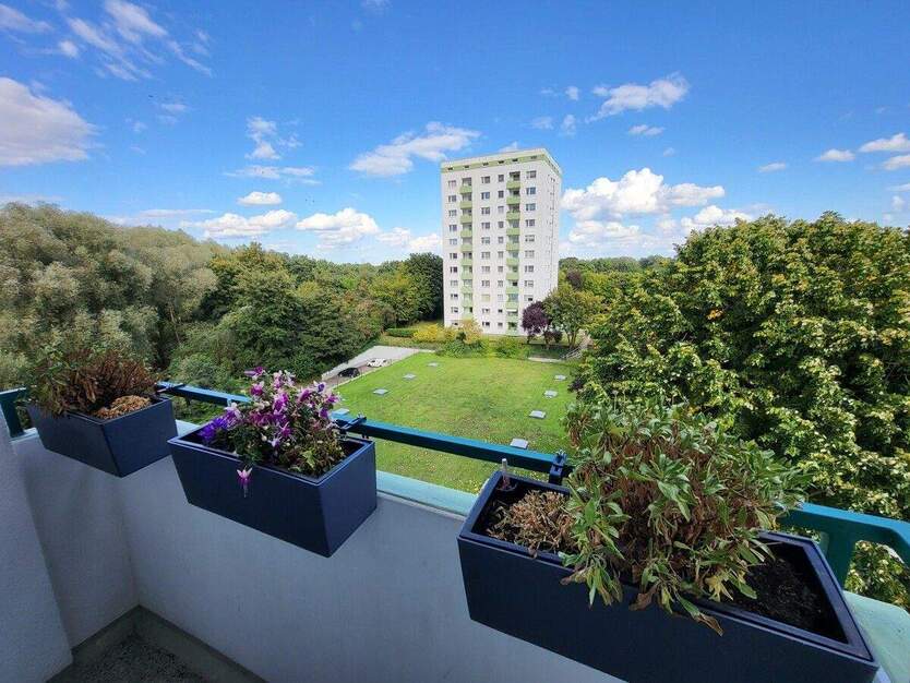 Moderne 2 Zimmer-Wohnung mit Loggia und PKW-Stellplatz in 23560 Lübeck, Moislinger Mühlenweg 2 zimmer