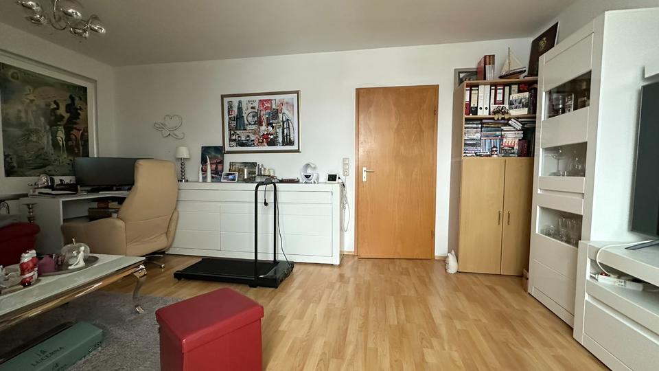 2-Zimmer-Wohnung im DG großzüg, hell, freundlich mit Carport 2 zimmer