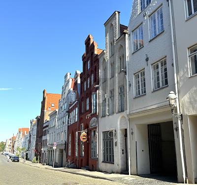 TREPPENGIEBEL - ENSEMBLE MIT GESCHICHTE & RENDITE - Wohn- & Geschäftshaus Lübeck Innenstadt | Angebot:27607701