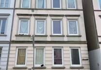 Sanierungsbedürftiges Mehrfamilienhaus