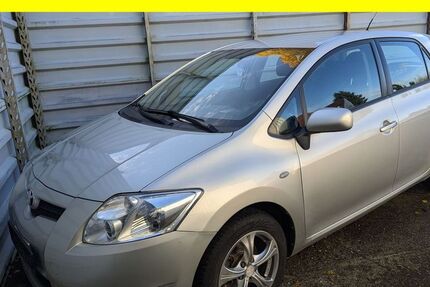 Toyota Auris 111.060 km 5.400 &euro; Lübeck 23556