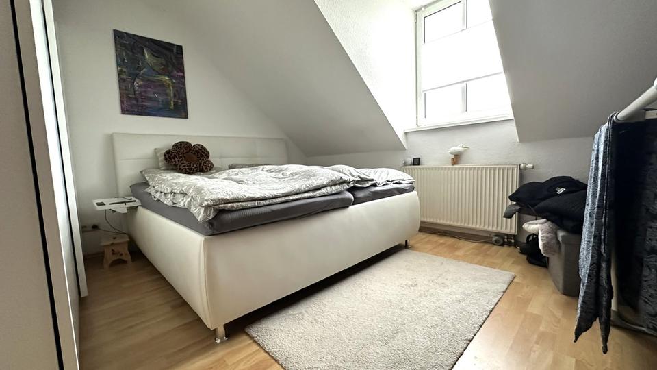 2-Zimmer-Wohnung im DG großzüg, hell, freundlich mit Carport 2 zimmer