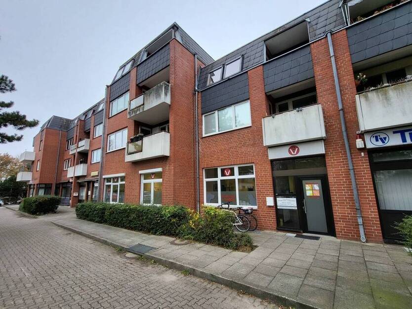 Vermietete Praxis im EG (ca. 130 m²) mit 4 PKW-Stellplätzen in Lübeck-Buntekuh