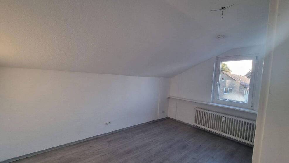 Gemütliche 2-Z-DG-Wohnung mit V-Bad in Neustadt i.H. 2 zimmer
