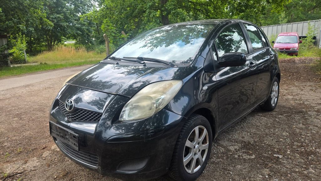 Toyota Yaris 198.500 km 2.700 &euro; Lübeck 23568