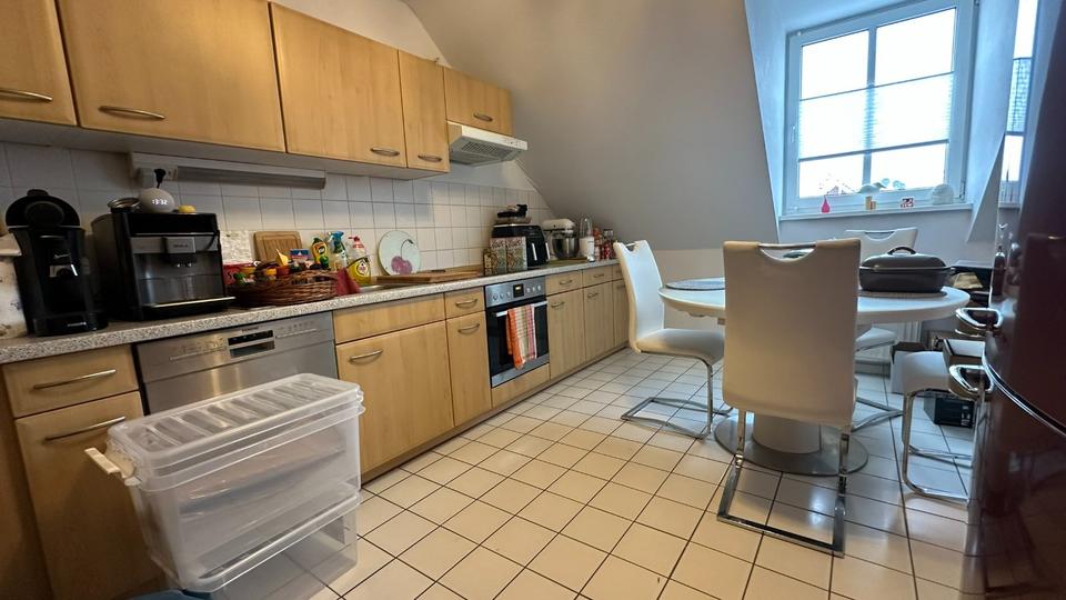 2-Zimmer-Wohnung im DG großzüg, hell, freundlich mit Carport 2 zimmer