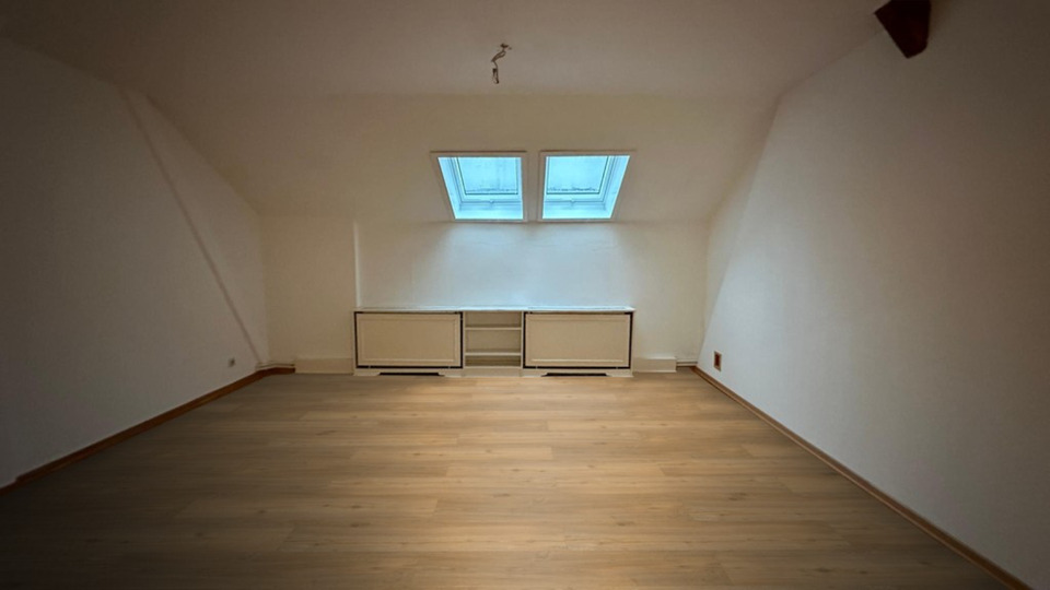 Helle Dachgeschosswohnung mit viel Stauraum in St. Jürgen 4 zimmer