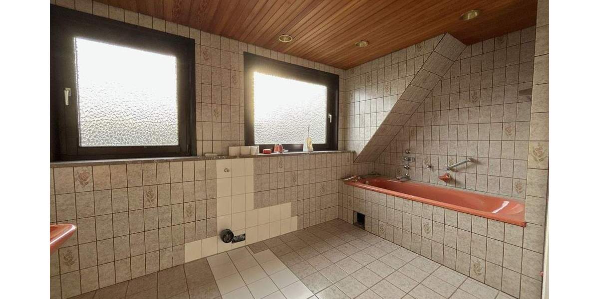 Rarität: Großzügiges, vollunterkellertes EFHZFH mit Doppelcarport und 5 Garagen in Lübeck-Kücknitz 8 zimmer