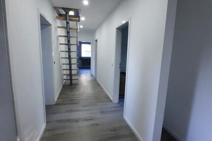 Große Dachgeschoss-Maisonette-Wohnung mit Dachterrasse 6 zimmer