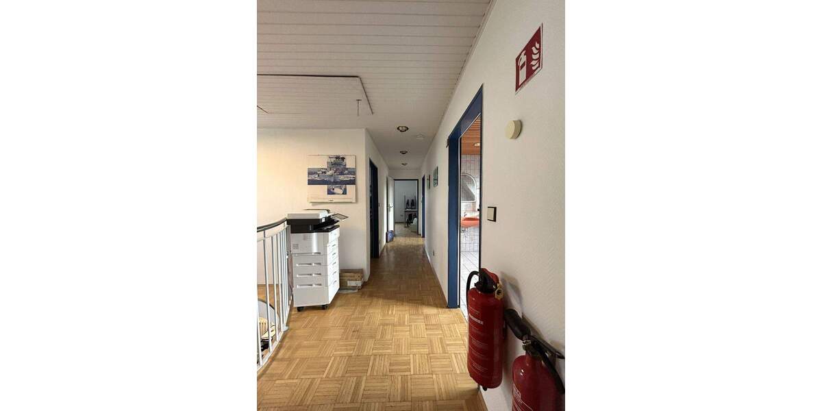 Rarität: Großzügiges, vollunterkellertes EFHZFH mit Doppelcarport und 5 Garagen in Lübeck-Kücknitz 8 zimmer