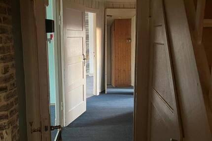 Helle 3-Zimmer-Dachgeschosswohnung in Bahnhofsnähe – für WG 3 zimmer