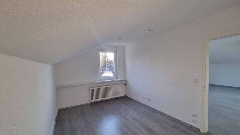 Gemütliche 2-Z-DG-Wohnung mit V-Bad in Neustadt i.H. 2 zimmer