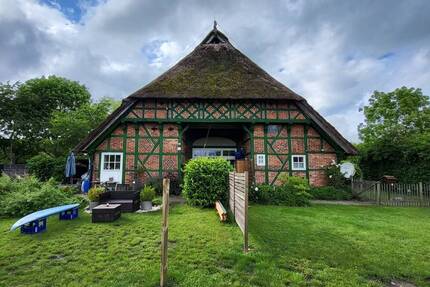 Historisches Fachwerkhaus: Gepflegte 4-Zi.-Wohnung mit Garten, Terrasse u. Carport in 19217 Thandorf
