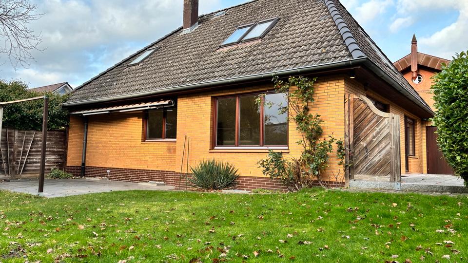 Einfamilienhaus mit Doppelgarage, großem Garten in Top Lage 7 zimmer
