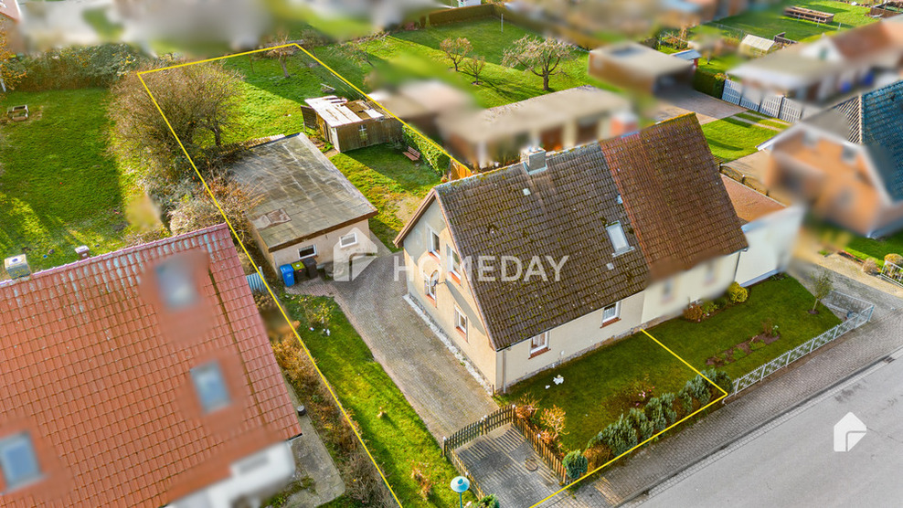 Preisreduzierung um 94.000 € |Rohdiamant: Solide DHH mit großem Grundstück | Ruhige Lage | 2 Garagen