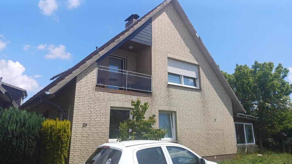 Haus mit zwei Wohneinheiten und großem Garten
