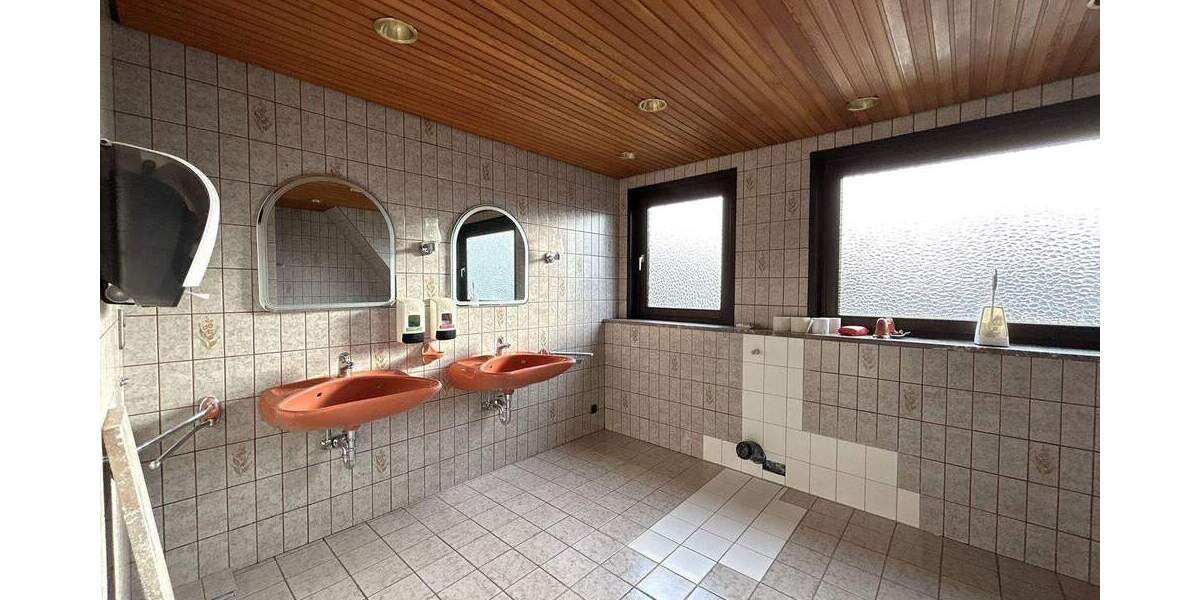 Rarität: Großzügiges, vollunterkellertes EFHZFH mit Doppelcarport und 5 Garagen in Lübeck-Kücknitz 8 zimmer