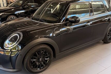 Mini Cooper 28.900 km 24.390 € Alt-Mölln 23881
