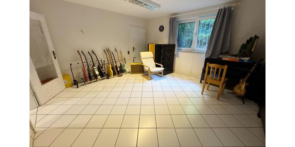 Etagenwohnung Lüdersdorf - 9 Zimmer, 236 m&sup2;, 2.500&euro; | Angebot:24624031