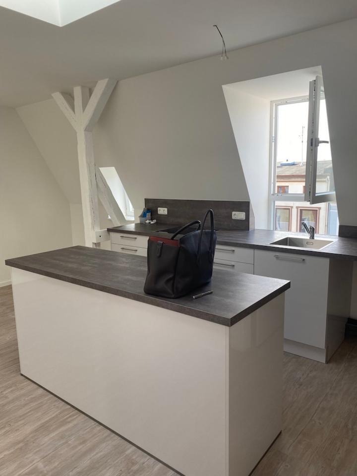 Charmante Altbau-Dachgeschosswohnung mit Einbauküche zimmer