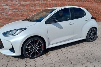 Toyota Yaris 25.400 km 21.680 &euro; Klein Wesenberg 23860