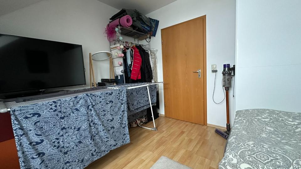 2-Zimmer-Wohnung im DG großzüg, hell, freundlich mit Carport 2 zimmer