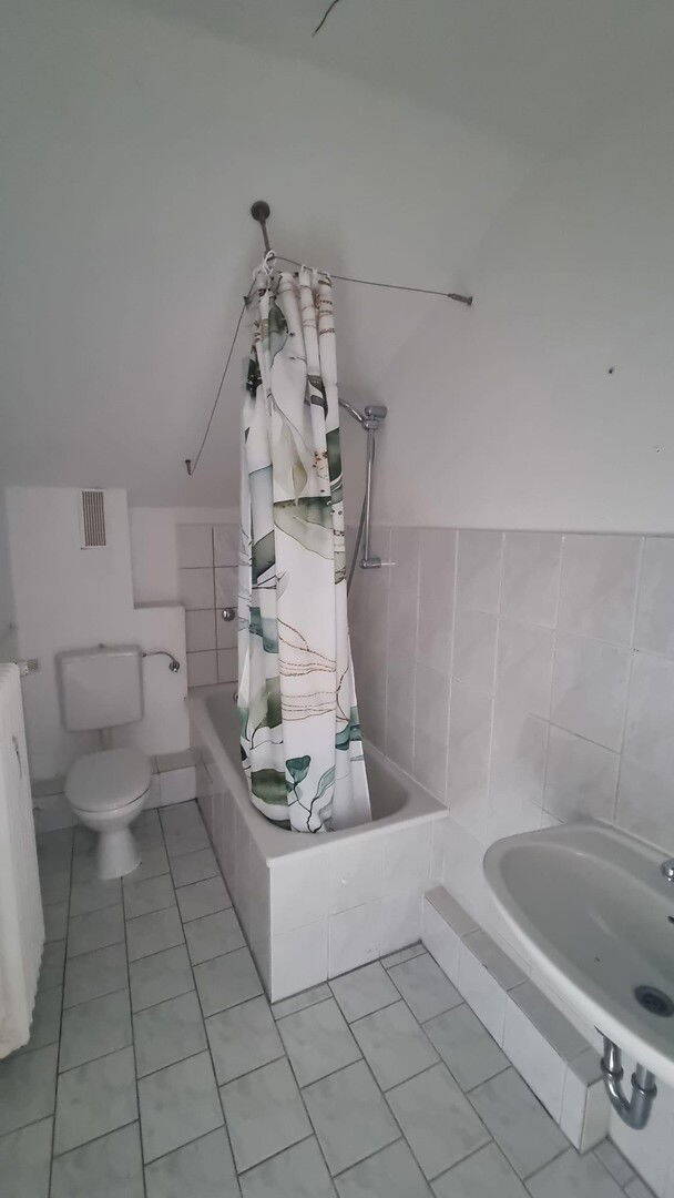 Gemütliche 2-Z-DG-Wohnung mit V-Bad in Neustadt i.H. 2 zimmer