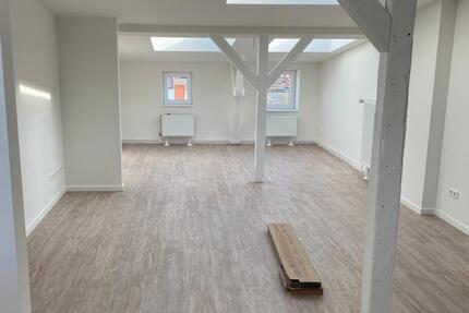 Charmante Altbau-Dachgeschosswohnung mit Einbauküche zimmer