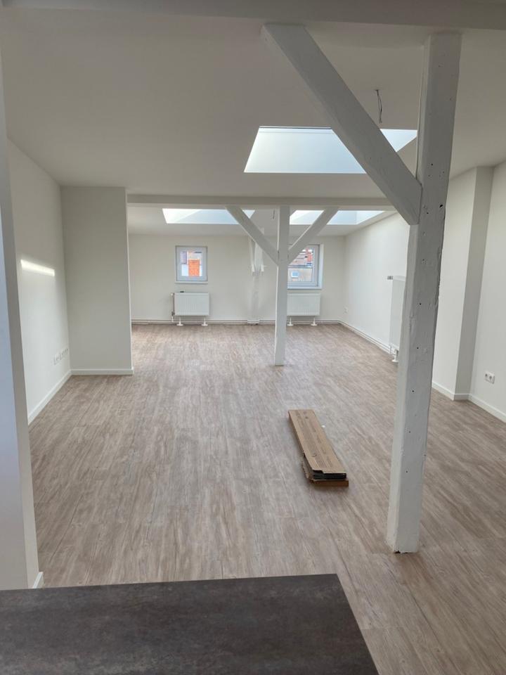 Charmante Altbau-Dachgeschosswohnung mit Einbauküche zimmer