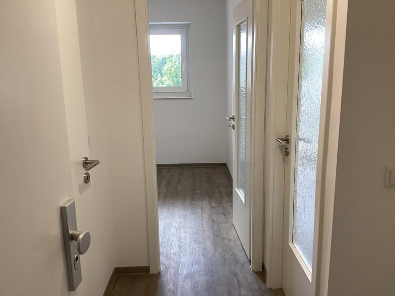 Reinkommen und Wohlfühlen: saniertes 1-Zi.-Appartment mit Balkon und Aufzug, sofort anmietbar!