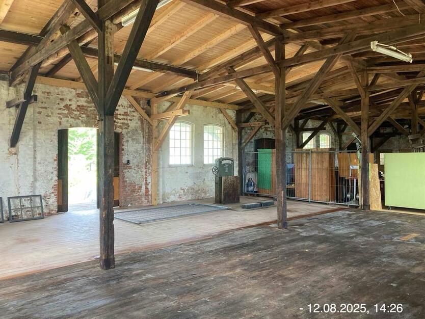 Büro und Halle