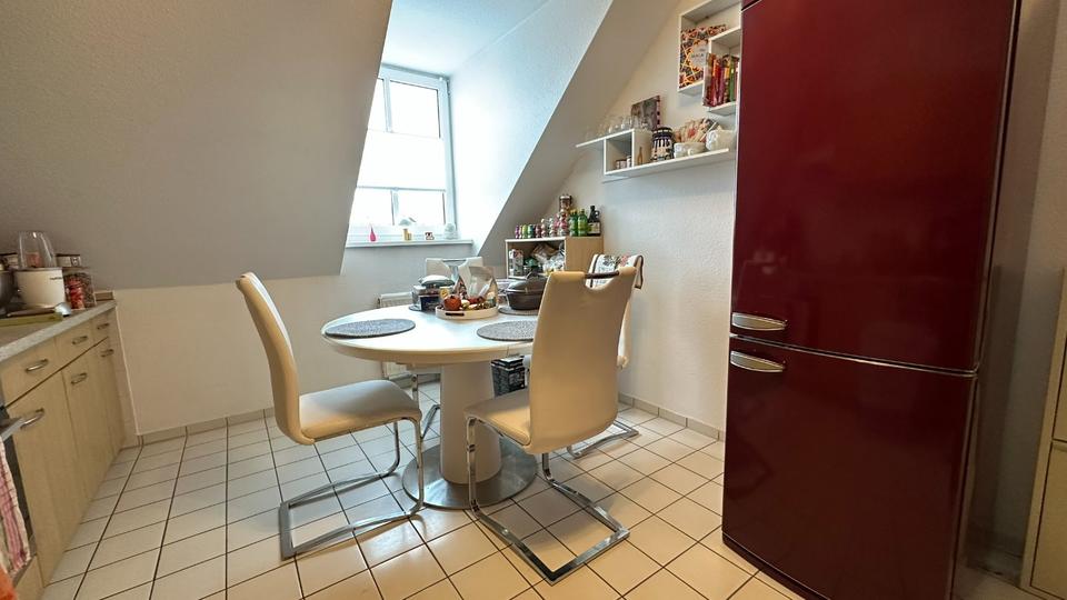 2-Zimmer-Wohnung im DG großzüg, hell, freundlich mit Carport 2 zimmer