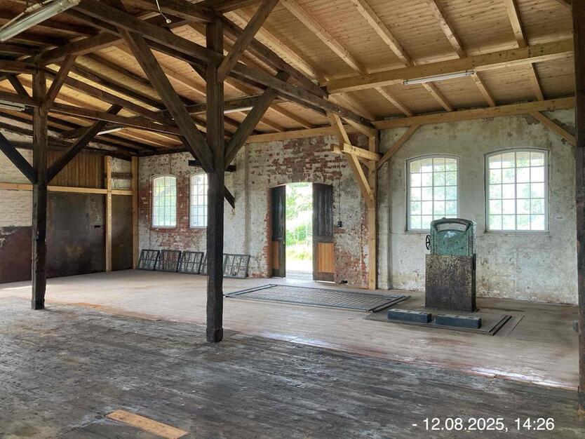 Büro und Halle