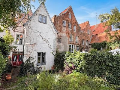 TREPPENGIEBEL - ENSEMBLE MIT GESCHICHTE & RENDITE - Wohn- & Geschäftshaus Lübeck Innenstadt | Angebot:27607701