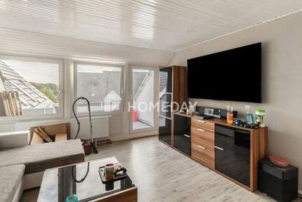 Bezugsfrei nach Absprache | Helle Dachgeschosswohnung mit Süd-Balkon und 2 Zimmern 2 zimmer