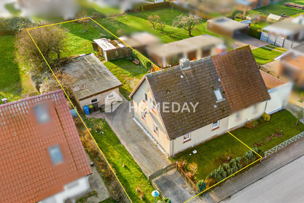 Preisreduzierung um 94.000 € |Rohdiamant: Solide DHH mit großem Grundstück | Ruhige Lage | 2 Garagen